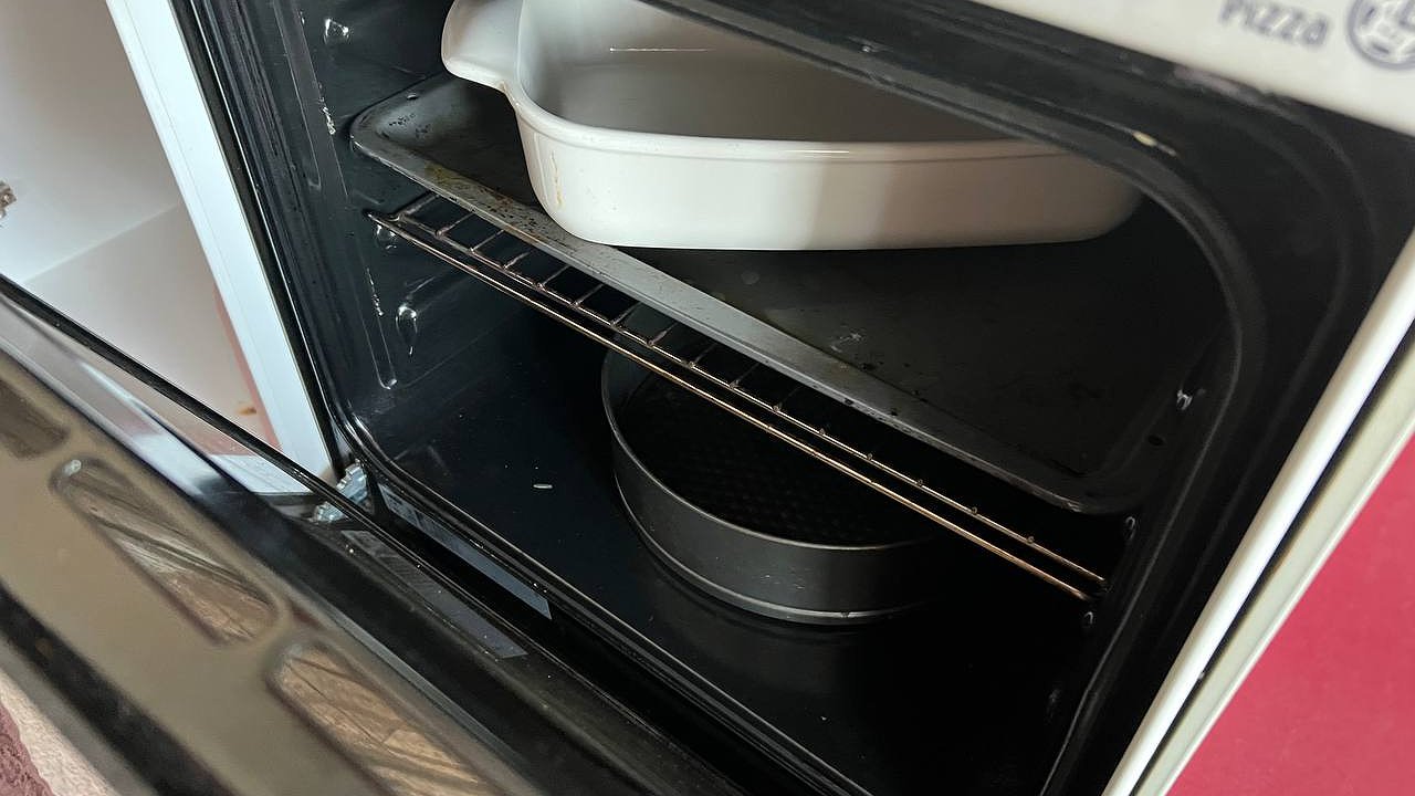 Главная картинка новости: Чистота без усилий: неожиданный кухонный помощник, который отмоет духовку за 5 минут