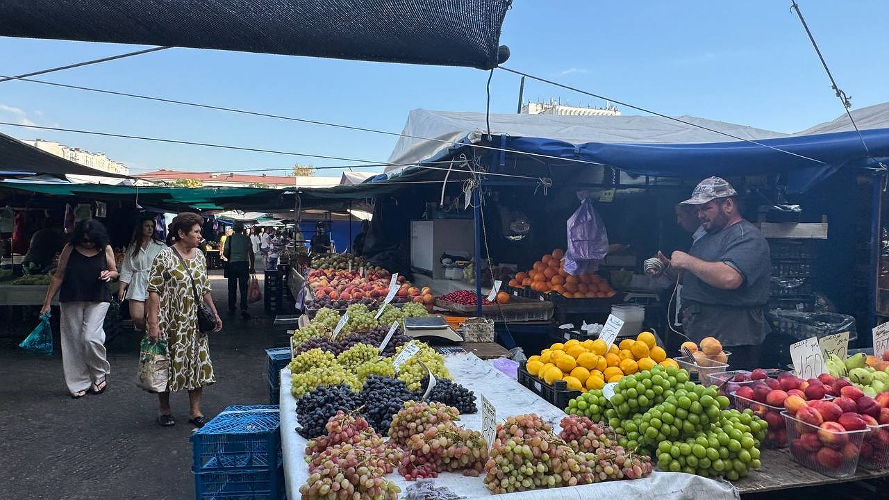 Главная картинка новости: Яблочный сезон в разгаре: в Новороссийске местные яблоки подешевели до 60 рублей