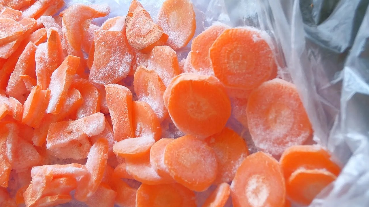 Главная картинка новости: Морковь в пакетах — главная ошибка хранения: как сохранить сочность и сладость в городской квартире