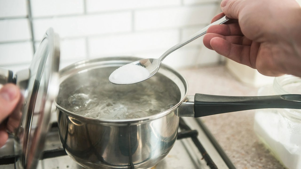 Главная картинка новости: Ученые подтвердили: почему нельзя оставлять металлическую ложку в кастрюле надолго