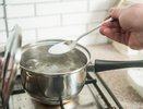 Ученые подтвердили: почему нельзя оставлять металлическую ложку в кастрюле надолго