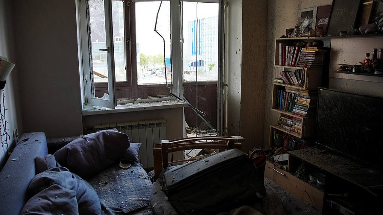 Главная картинка новости: Андрей Кравченко: Восстановление новороссийских домов после атаки БПЛА ведется с опережением графика