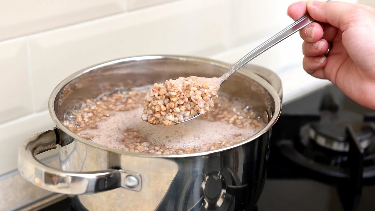 Главная картинка новости: Зачем советские повара добавляли масло в воду при варке круп — научное объяснение старого кулинарного лайфхака