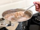 Зачем советские повара добавляли масло в воду при варке круп — научное объяснение старого кулинарного лайфхака