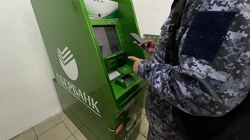 Главная картинка новости: Переводить деньги с карты на карту теперь будет сложнее: сумму тут же заморозят - новые правила от ЦБ