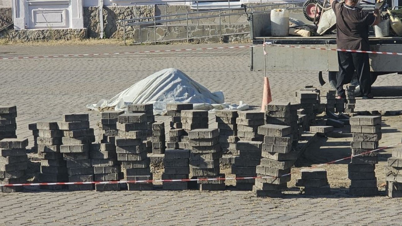 Главная картинка новости: После падения с переломом челюсти на набережной Новороссийска начали срочный ремонт