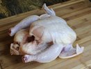 Бабушка научила удалять вредную "химию" из магазинной курицы одним действием: все намного проще, чем вы думаете