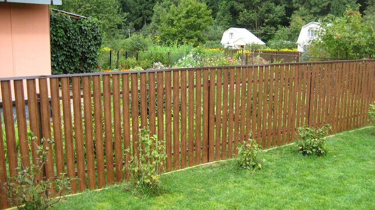 Главная картинка новости: Сосед сдвинул забор на метр, "подарив" мне кусок территории: но весной я раскусил его хитрость - теперь не знаю, как выйти из ситуации