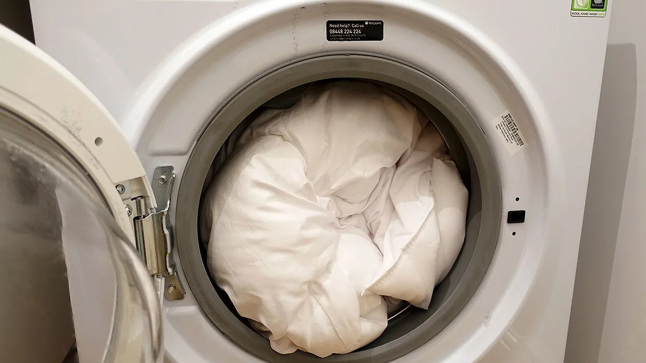 Главная картинка новости: Больше не вожу одеяла в химчистку: мой метод ручной стирки, который спасает время и деньги