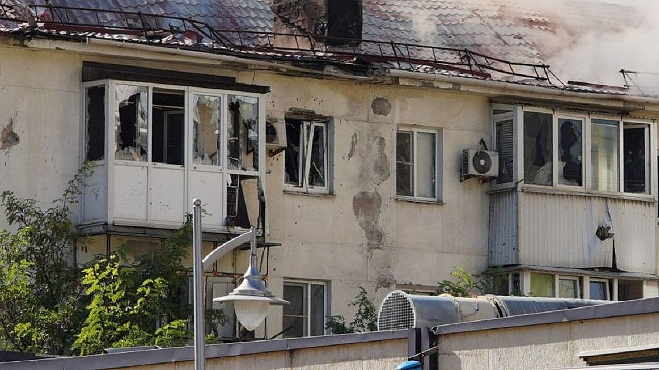 Главная картинка новости: В Новороссийске ускоряют ремонт дома на ул. Шевченко, пострадавшего от беспилотника