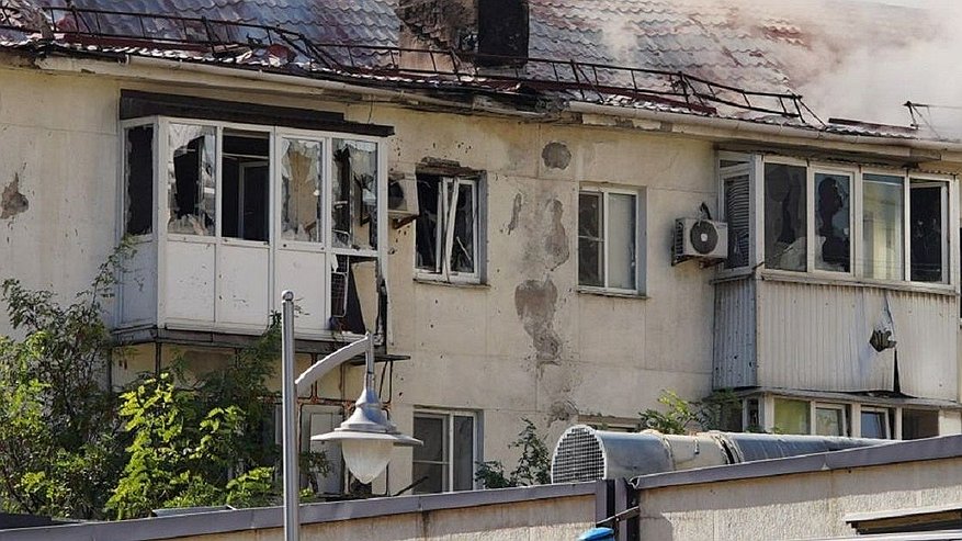 Главная картинка новости: В Новороссийске ускоряют ремонт дома на ул. Шевченко, пострадавшего от беспилотника