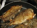 Жарить рыбу без запаха и брызг легко: проверенные лайфхаки для чистой кухни