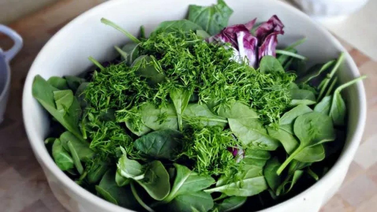 Главная картинка новости: Зелень не морожу и не сушу: готовлю приправу, которая хранится годами