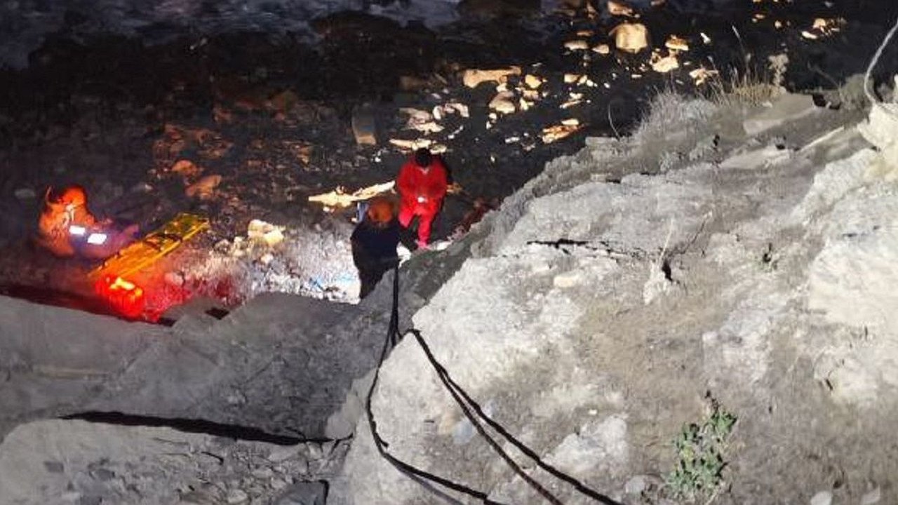 Главная картинка новости: Сорвалась со скалы и чудом выжила: подробности спасения девушки в Новороссийске