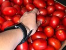 Почему покупатели в магазинах проверяют ногтем фрукты и овощи: работает ли этот способ на самом деле