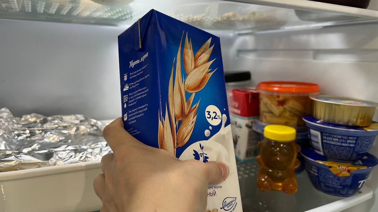 Главная картинка новости: Срочно проверьте холодильник: если молоко на этой полке — вы рискуете здоровьем
