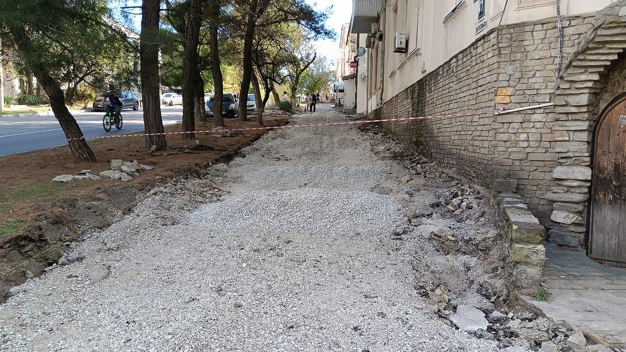 Главная картинка новости: В Новороссийске благоустроили тротуар у «дома Хартомазиди»: как изменилась историческая улица Энгельса