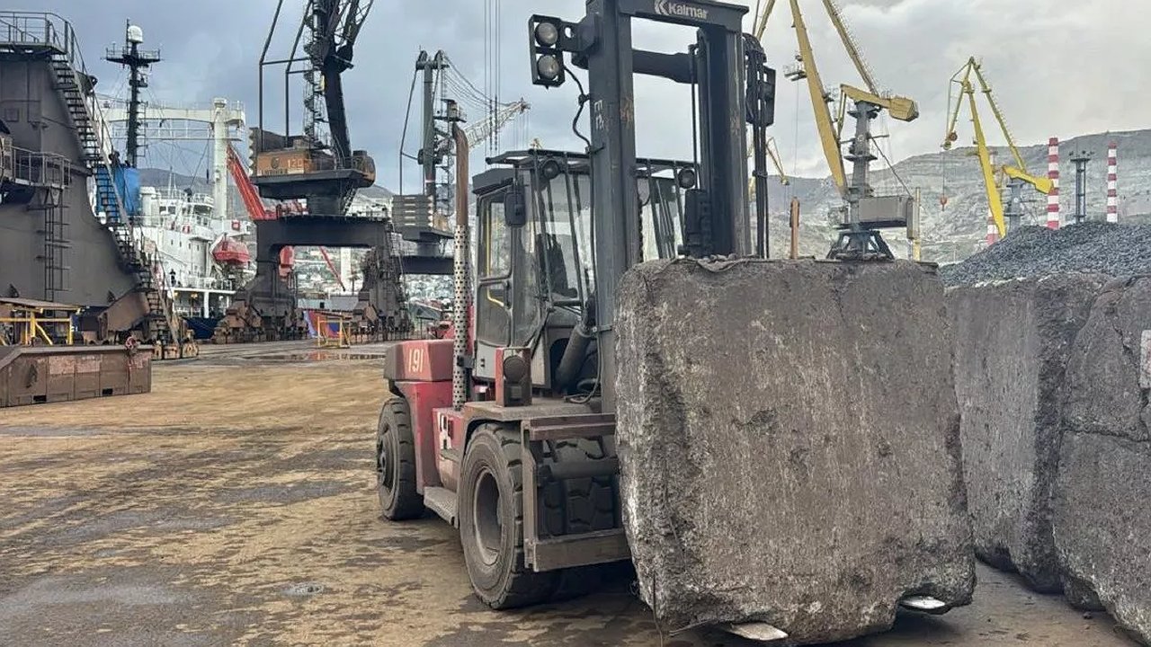 Главная картинка новости: ЧП в порту: в Новороссийске автопогрузчик сбил женщину