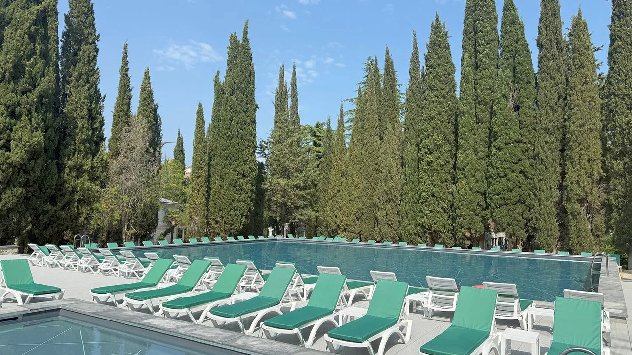 Главная картинка новости: Топ-10 санаториев для отпуска в ноябре-декабре: лечимся без очередей и летних цен