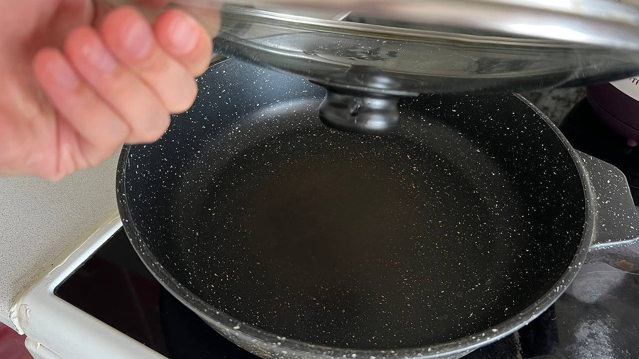 Главная картинка новости: 1 ложка на сковородку — и даже многолетний нагар исчезает за 2 минуты