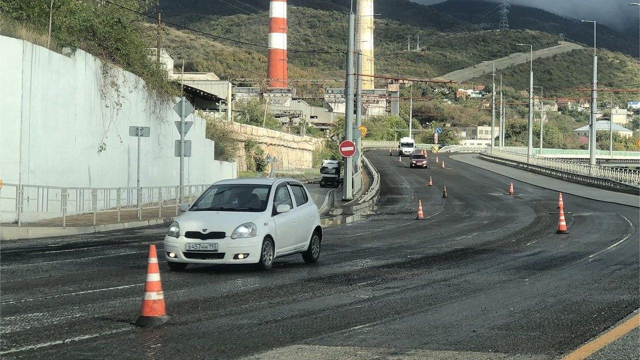 Главная картинка новости: Ремонт трассы М-4 в районе Шесхариса ускорят: подрядчик пообещал сократить сроки дорожных работ