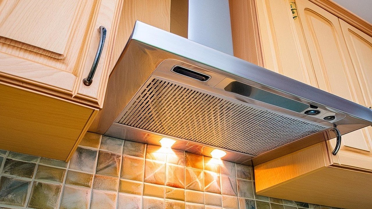 Главная картинка новости: «Штраф 2500 рублей и демонтаж»: новое требование ЖКХ грозит владельцам кухонных вытяжек