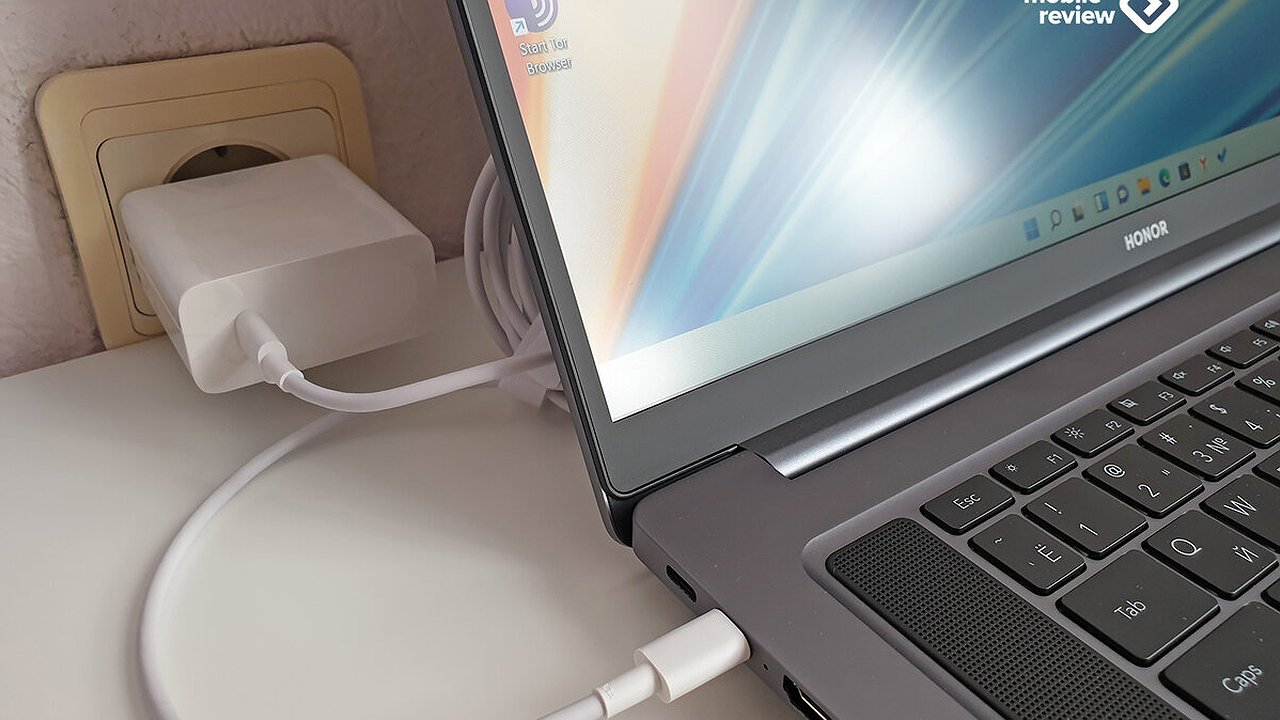 Главная картинка новости: Можно ли испортить батарею ноутбука постоянной зарядкой: важный совет от экспертов