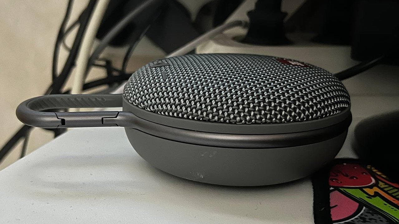 Главная картинка новости: Соседи стали шелковыми: чудо-колонка воспитывает шумных жильцов за пару часов