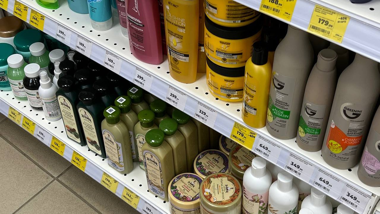 Главная картинка новости: Люди проходят мимо, а я скупаю этот шампунь пачками: вещи становятся мягкими, не выцветают и не садятся — делюсь секретом