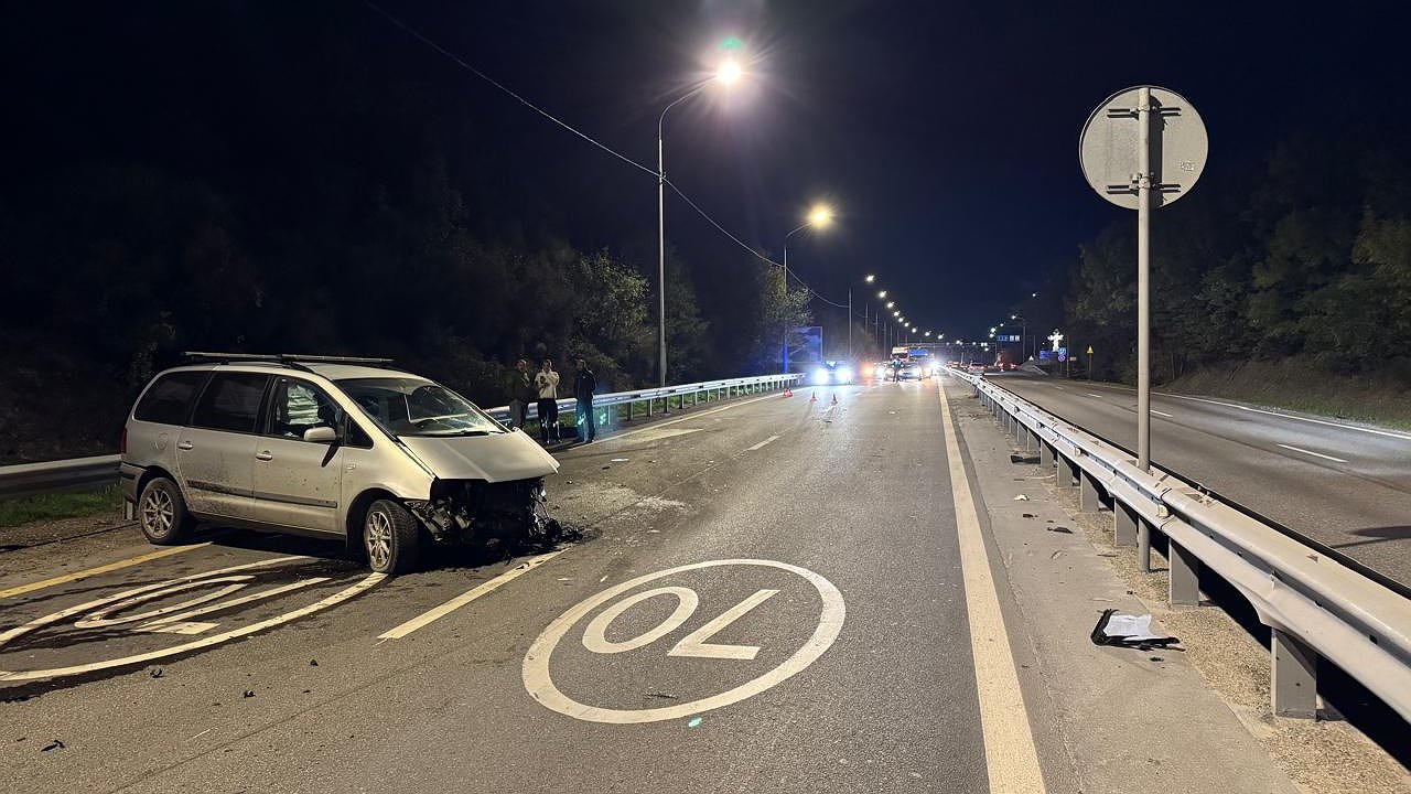 Главная картинка новости: Вечерний коллапс в Новороссийске: авария с водителем из Мурманска парализовала трассу у Верхнебаканского