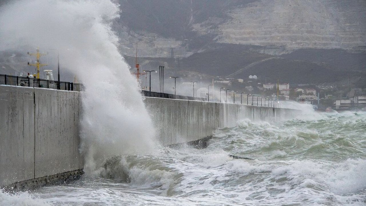 Главная картинка новости: Экстренное предупреждение: в Новороссийске ввели режим ЧС из-за надвигающегося шторма