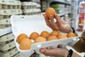 Миниатюра новости: Умные покупатели выбирают яйца в магазине именно так: запомните 2 главных приема опытных хозяек