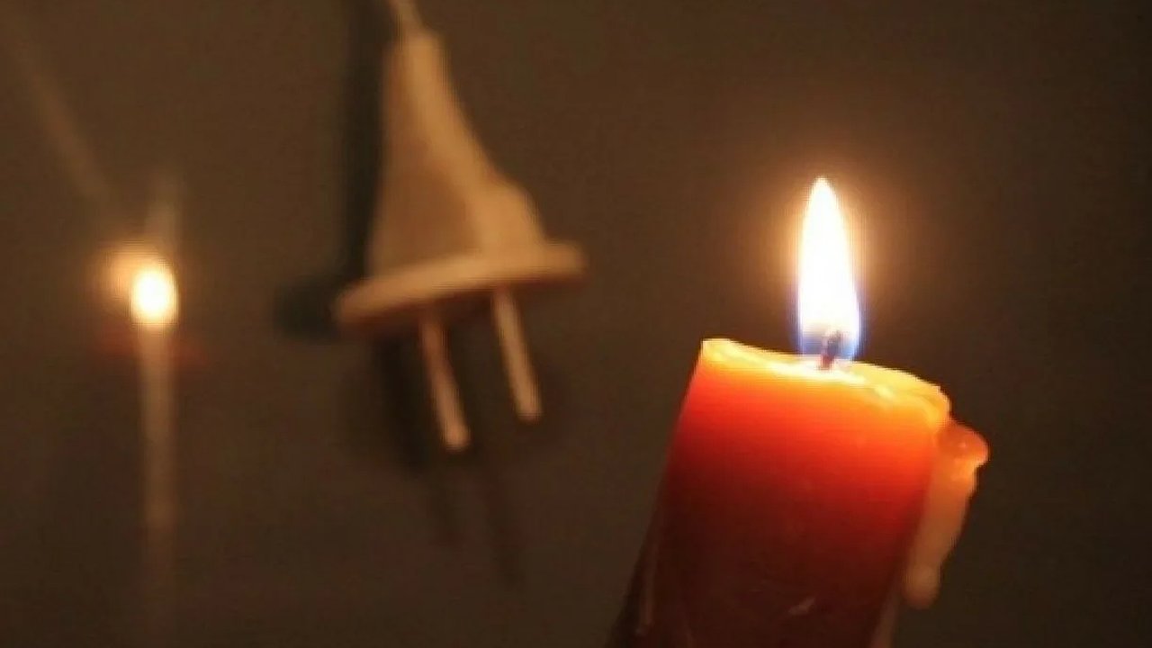 Главная картинка новости: Без света уже 15 часов: жители Приморского района Новороссийска остались без электричества, воды и отопления