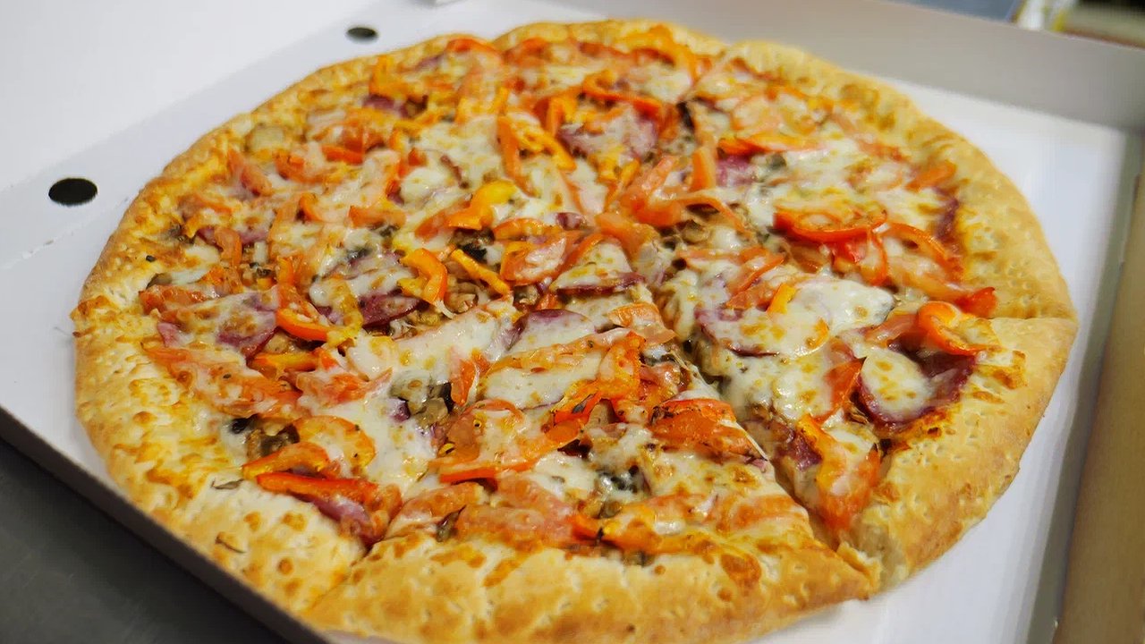 Главная картинка новости: Честный обзор «Ермолино»: пицца за 174 рубля, кокосовое печенье за 520 ₽/кг и кордон-блю, который жалко начинки