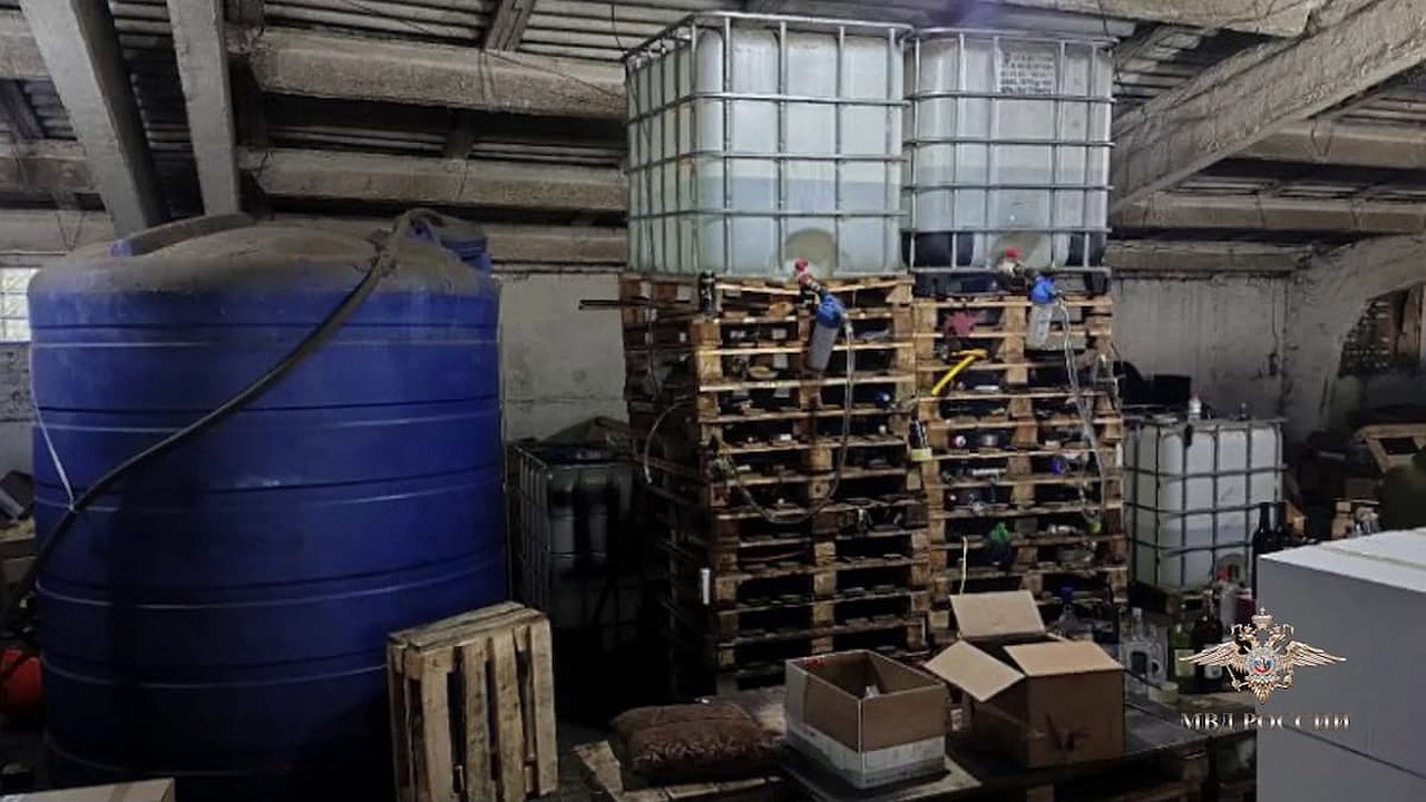 Главная картинка новости: Контрафактный алкогольный конвейер: в Краснодарском крае изъяли 32 тысячи бутылок из подпольного цеха