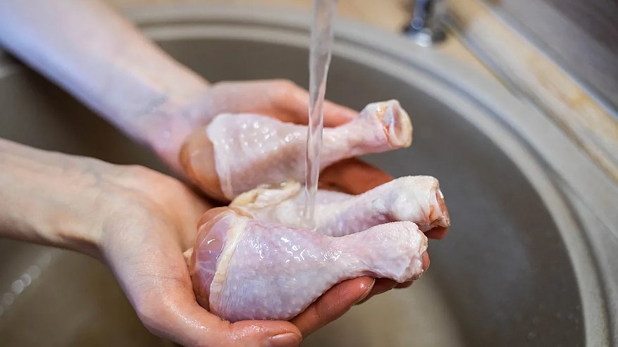 Главная картинка новости: Секрет чистого мяса: сотрудница птицефабрики раскрыла три шага для домашней обработки курицы