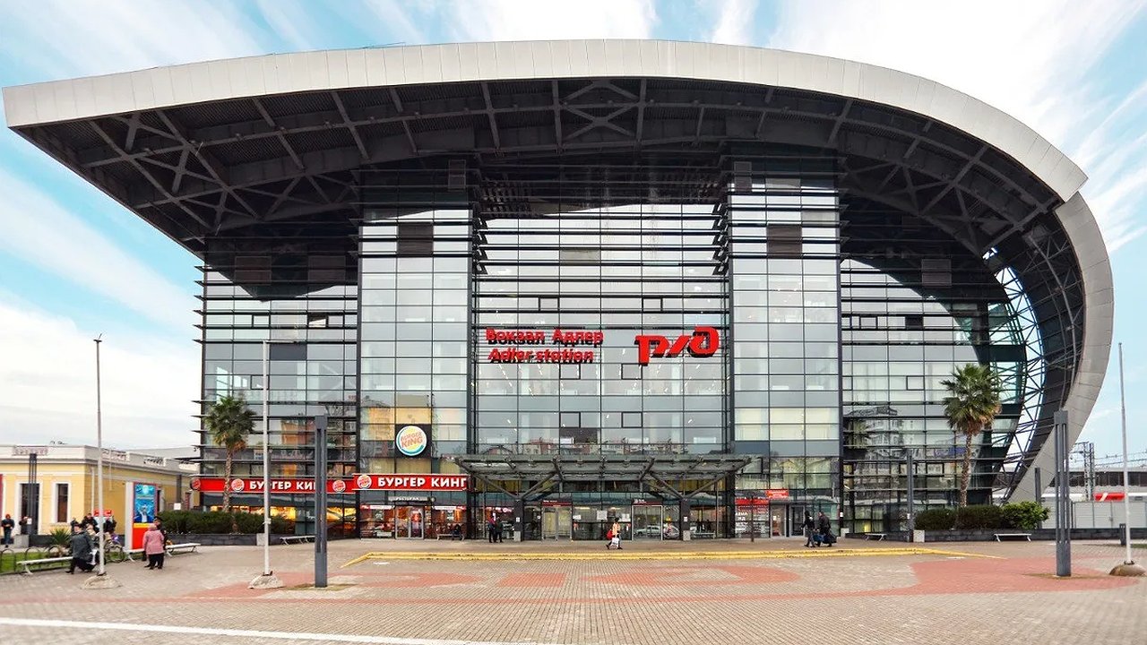 Главная картинка новости: Железнодорожный вокзал Адлера сохраняет лидерство по пассажиропотоку на юге России