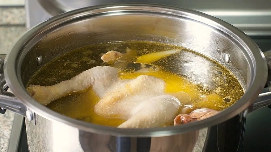 Главная картинка новости: Чем заменить ингредиент, который портит вкус куриного бульона: его добавляет каждый второй