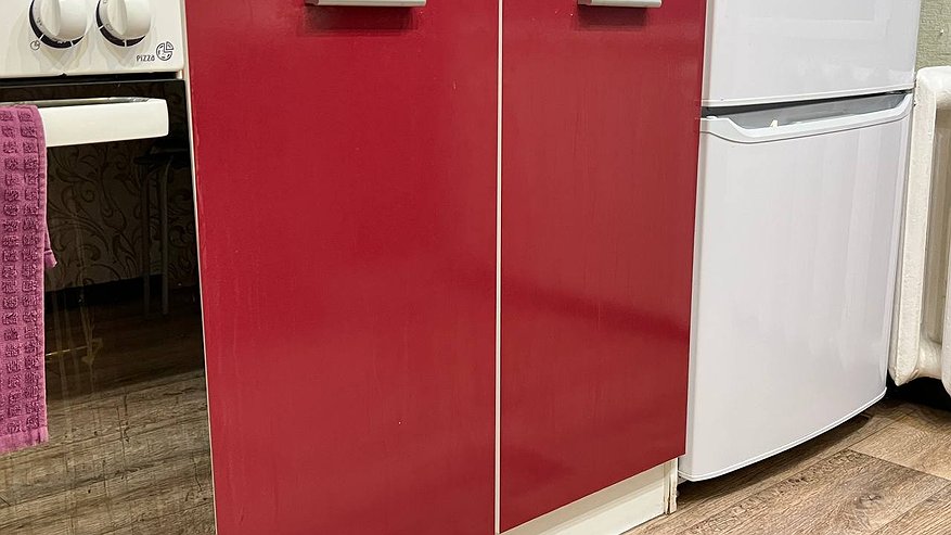 Главная картинка новости: Дверца шкафа из ЛДСП теперь на месте: беру туалетную бумагу и клей, рассказываю как решить проблему