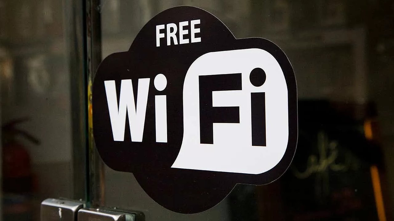 Главная картинка новости: Поиск общедоступного интернета в центре Новороссийска: проверка на практике
