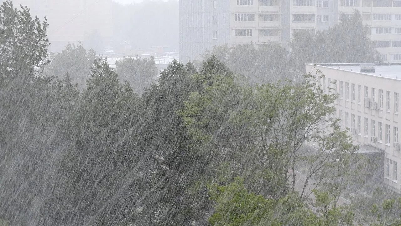 Главная картинка новости: За сутки выльется четверть месячной нормы: Черноморское побережье Кубани готовится к мощному ливневому удару