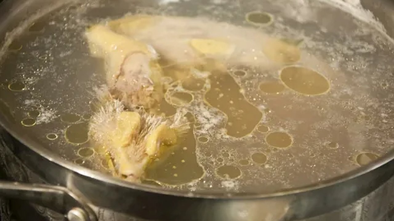 Главная картинка новости: Этот ингредиент портит вкус куриного бульона: его добавляет каждая вторая хозяйка, и вот чем лучше заменить