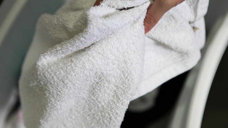 Главная картинка новости: Забудьте о кипячении: 2 столовые ложки на таз вернут полотенцам идеальную белизну