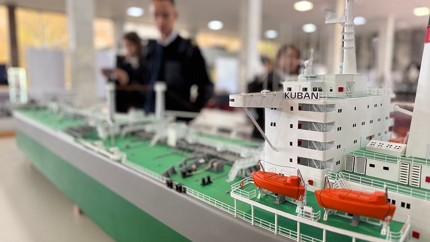 Главная картинка новости: От школьников до профессионалов: в Новороссийске открылся уникальный турнир судомоделистов