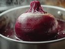 Больше не нужно варить часами: свекла станет мягкой уже через 15 минут — идеально для салата