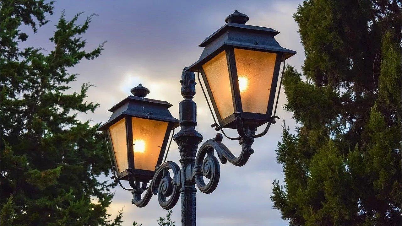 Главная картинка новости: В пригородах Новороссийска решат проблему темных улиц: масштабная программа освещения стартует в 2026 году