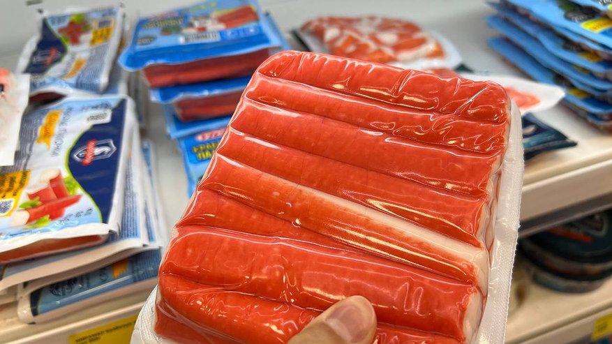 Главная картинка новости: Из чего на самом деле делают крабовые палочки и стоит ли их есть: скрытые опасности