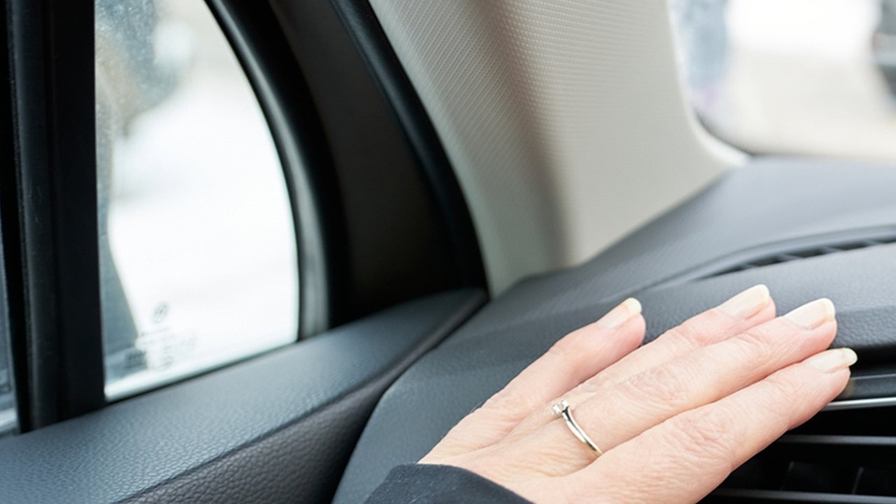 Главная картинка новости: Тротуарный прогрев: жителей Новороссийска и всей России предупредили о штрафах до 3000 рублей за долгий прогрев машины во дворе