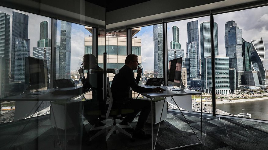 Главная картинка новости: У компаний начались проблемы с долгами: к чему готовиться работающим россиянам