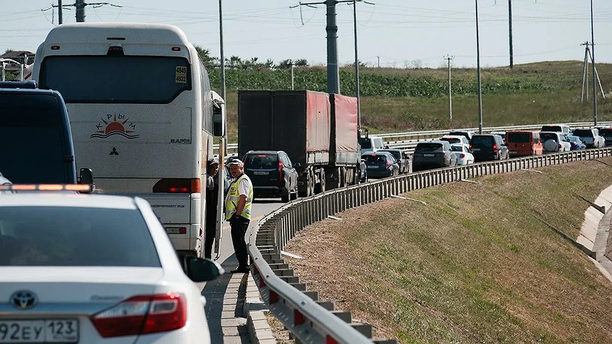 Главная картинка новости: Верховный суд поставил жирную точку: какой поворотник правильно включать при въезде на кольцо — запомните на всю жизнь